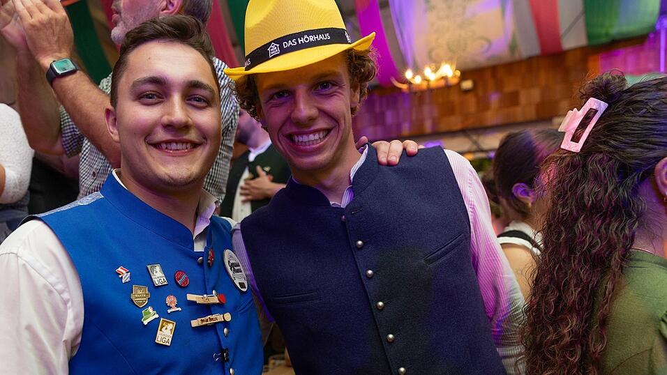 Als die Kapelle Josef Menzl am Montag, 10. August, im Festzelt Weckmann aufspielte, war die Stimmung ausgelassen. Als die Kapelle Josef Menzl am Montag, 10. August, im Festzelt Weckmann aufspielte, war die Stimmung ausgelassen.