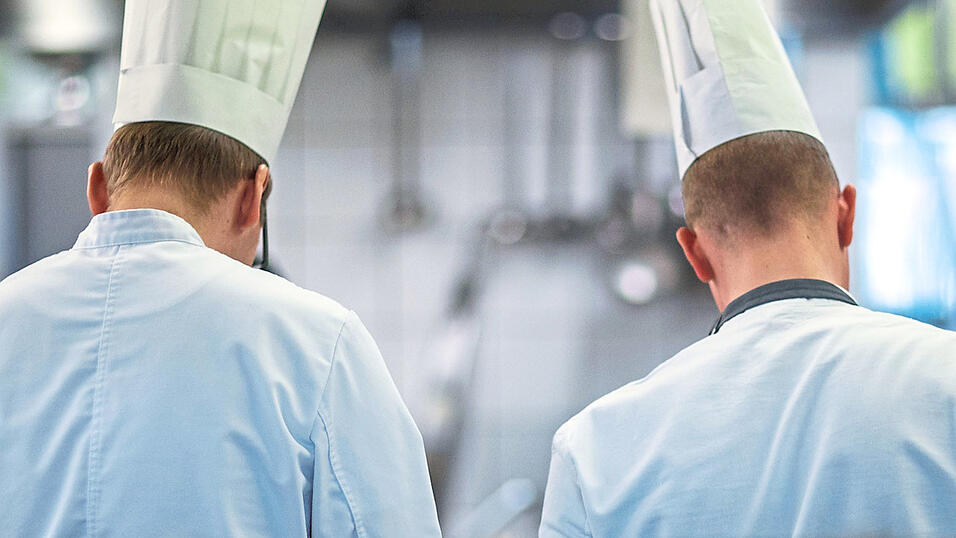 Während der Lockdowns haben sich viele in der Gastronomie Beschäftigte einen anderen Job gesucht, darunter auch Köche, die jetzt statt in Restaurants oder Hotels in Kliniken oder Seniorenheimen kochen. Während der Lockdowns haben sich viele in der Gastronomie Beschäftigte einen anderen Job gesucht, darunter auch Köche, die jetzt statt in Restaurants oder Hotels in Kliniken oder Seniorenheimen kochen.