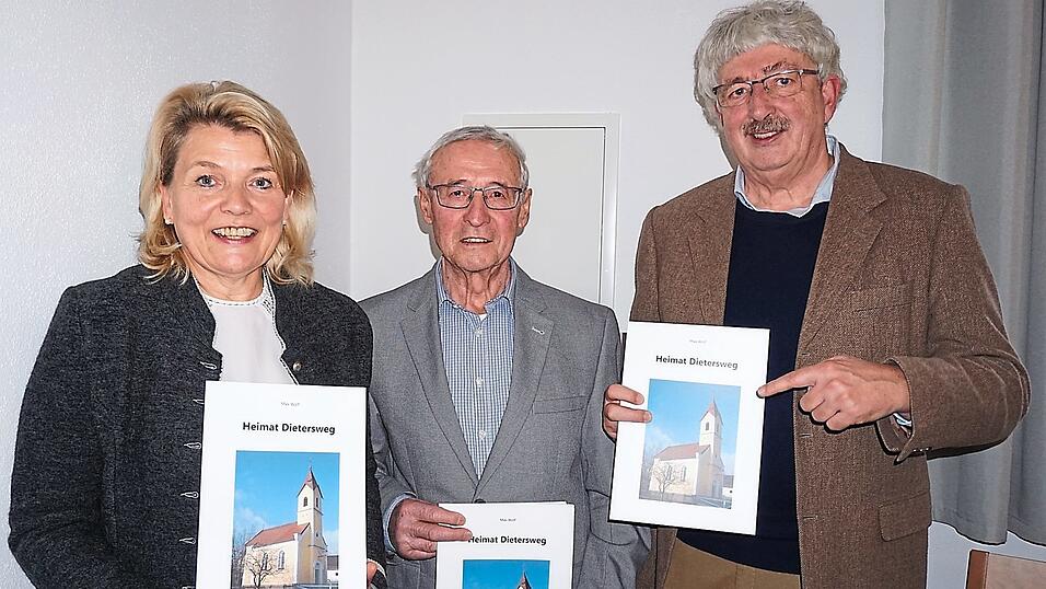 Max Wolf (Mitte) überreichte die Publikation 'Heimat Dietersweg' an Bürgermeisterin Elisabeth Kerscher und Dr. Arthur Dirmeier.