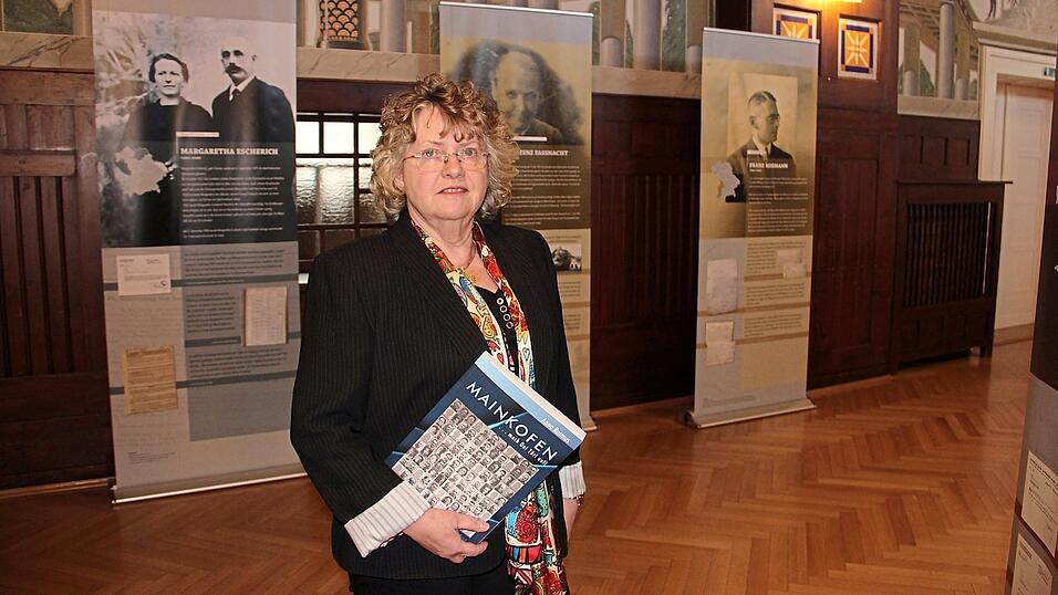 Anna Rosmus mit ihrem Buch vor der Wanderausstellung &bdquo;Die Opfer der Aktion T4 aus Bayern&ldquo; im Festsaal.