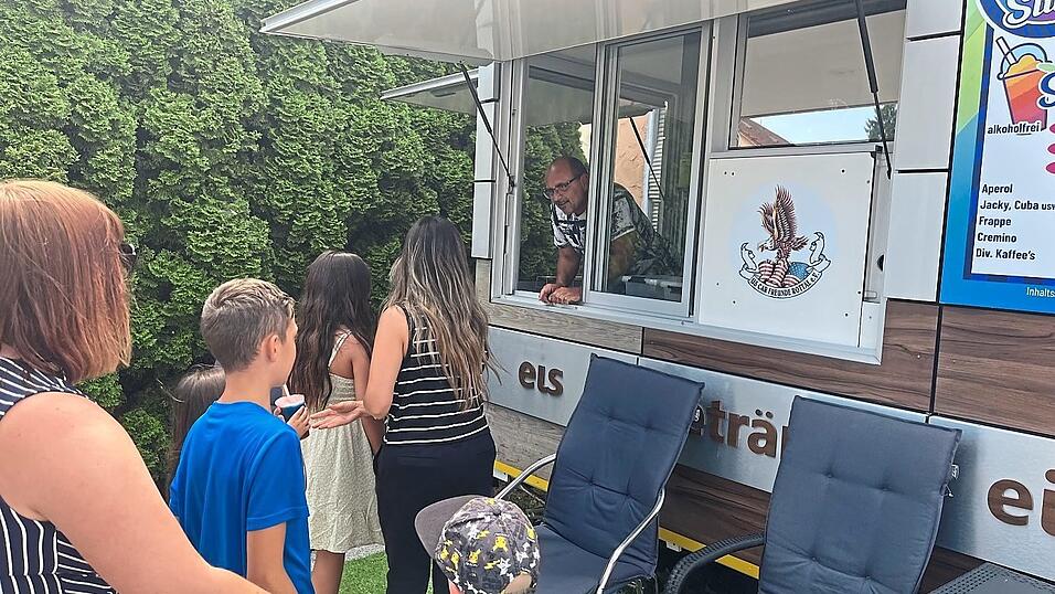 Etwas versteckt, aber doch stark frequentiert: Peppinos Eiswagen. Etwas versteckt, aber doch stark frequentiert: Peppinos Eiswagen.