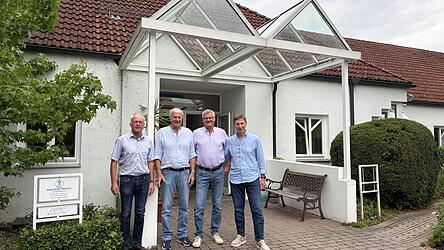 Sie sind fast zeitgleich in den Ruhestand gegangen, haben aber Nachfolger gewinnen können (v. l.): die Allgemeinärzte Dr. Franz Gaim und Dr. Anton Peter, der Apotheker Andreas Ippisch und der Physiotherapeut Wolfgang Gruber. Sie sind fast zeitgleich in den Ruhestand gegangen, haben aber Nachfolger gewinnen können (v. l.): die Allgemeinärzte Dr. Franz Gaim und Dr. Anton Peter, der Apotheker Andreas Ippisch und der Physiotherapeut Wolfgang Gruber.