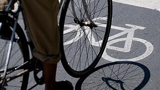 Auf dem Regentalradweg soll ein Radfahrer mehrfach andere Menschen angespuckt haben. (Symbolbild)