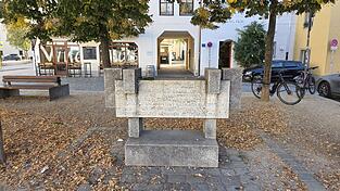 Dieser Gedenkstein am Brückenbasar in Stadtamhof wird immer wieder zweckentfremdet. Zuletzt von Feiernden am Weinfest vergangenes Wochenende. Dieser Gedenkstein am Brückenbasar in Stadtamhof wird immer wieder zweckentfremdet. Zuletzt von Feiernden am Weinfest vergangenes Wochenende.