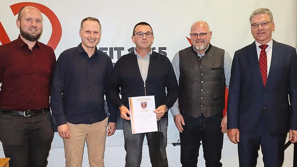 Ex-Kommandant Gerhard Hochleitner (Mitte) wurde f&uuml;r 40 Jahre aktiven Dienst von seinen Feuerwehrkameraden geehrt.