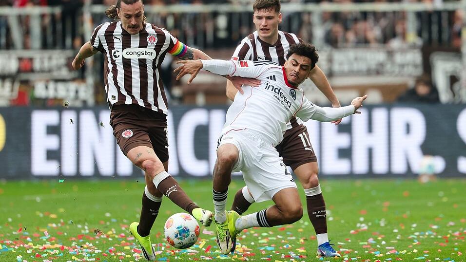 St. Paulis Kapit&auml;n Jackson Irvine (l) wird von Frankfurts Nathaniel Brown gest&ouml;rt.