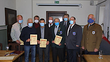 Ehrungen mit dem Kreiskriegerverbandsvorsitzenden Otto Radlmeier (r.): Franz Jantschy (v. l.), Stefan Kolb, Martin Bruckmaier, Horst Walla, Karl-Heinz Bruckmaier, Rudolf Hochleitner, Rudi Haberkorn, Matthias Jentzsch.