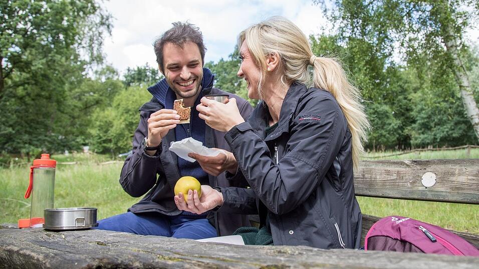 Trinken und Essen einpacken: So wird die Wanderung zum Genuss.