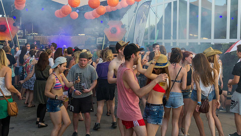 Ein Streifzug durch das Campinggelände: Trotz heißer Temperaturen sind die Festivalbesucher bestens gelaunt. (Foto: Susanne Raith) Ein Streifzug durch das Campinggelände: Trotz heißer Temperaturen sind die Festivalbesucher bestens gelaunt. (Foto: Susanne Raith)