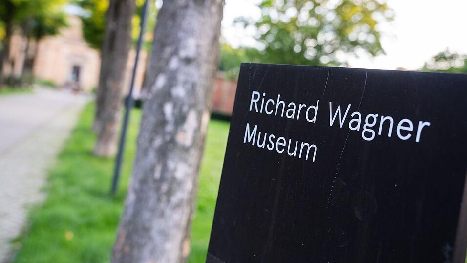 Wer zu den Festspielen in Bayreuth pilgert, besucht womöglich auch das Museum, das von gleichbleibenden Besucherzahlen berichtet.