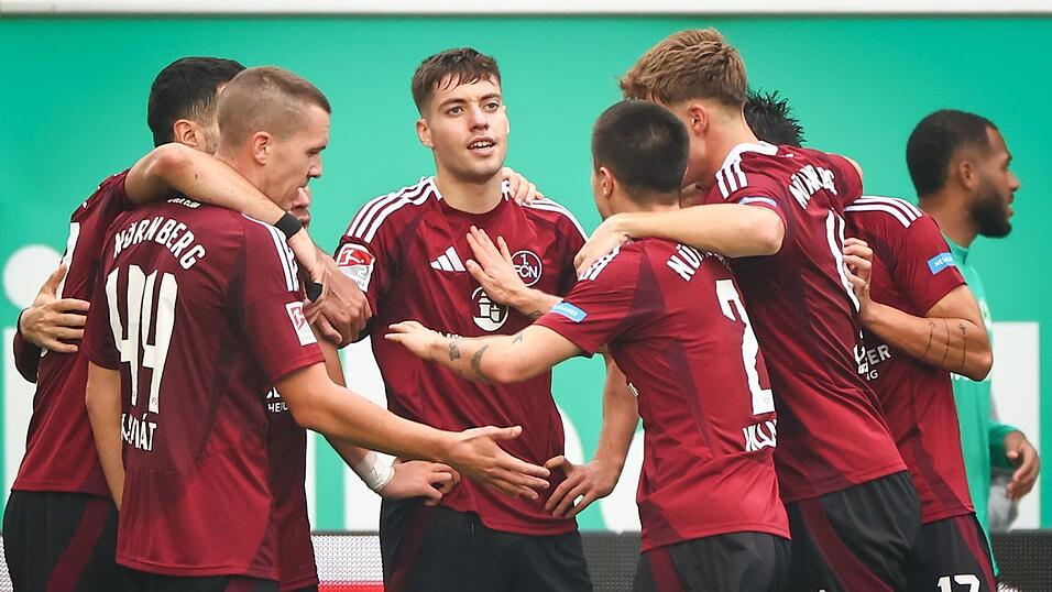 Stefanos Tzimas (M) war im 273. Frankenderby der Nürnberger Matchwinner.