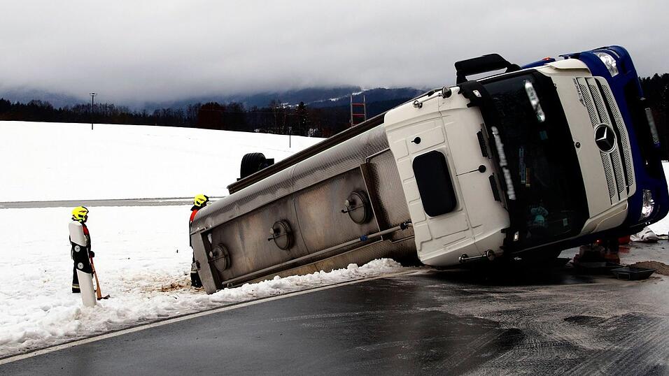 Der Milchtransporter wollte ausweichen, kam ins Schleudern und kippte in den Straßengraben.