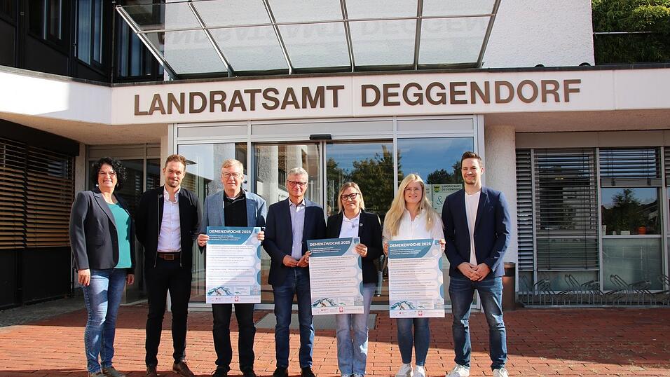 Arbeiten Hand in Hand bei der Aufklärung zum Umgang mit Demenz (v. l.): Alexandra Reischl, Michael Döschl, Dr. Peter Kolbinger, Landrat Bernd Sibler, Juliane Czuczman, Eva-Maria Andorfer und Rainer Unrecht. Arbeiten Hand in Hand bei der Aufklärung zum Umgang mit Demenz (v. l.): Alexandra Reischl, Michael Döschl, Dr. Peter Kolbinger, Landrat Bernd Sibler, Juliane Czuczman, Eva-Maria Andorfer und Rainer Unrecht.