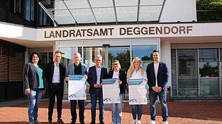 Arbeiten Hand in Hand bei der Aufklärung zum Umgang mit Demenz (v. l.): Alexandra Reischl, Michael Döschl, Dr. Peter Kolbinger, Landrat Bernd Sibler, Juliane Czuczman, Eva-Maria Andorfer und Rainer Unrecht.