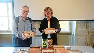 Hansjörg Wunderer und Kirsten Remky zeigen die Schenkung.