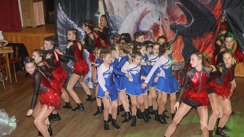 Die Showtanzgruppe Gipsy Kids zeigte bei der Premiere ihr neues Showtanzprogramm unter dem Motto „Im Himmel ist der Teufel los“.