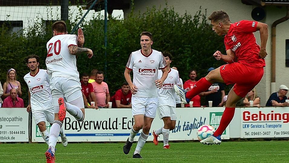 Roding (rot) hat das Landkreis-Derby gegen Lam (weiß) klar für sich entschieden.