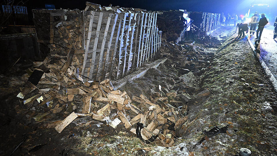 In der Gemeinde Gerzen ist ein Autofahrer gegen einen Holzstoß gekracht.