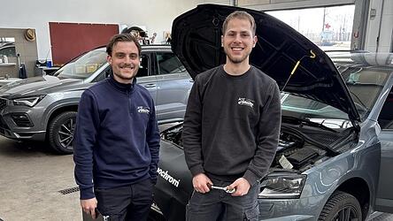 Julian Spitz (l.) und Jakob Koller haben vor wenigen Monaten eine Autowerkstatt &uuml;bernommen.