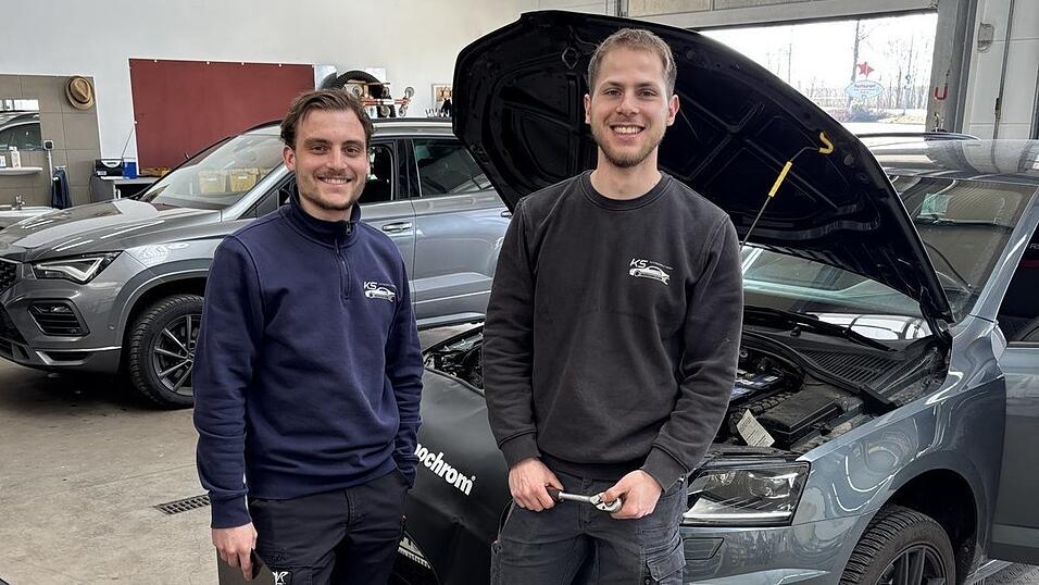 Julian Spitz (l.) und Jakob Koller haben vor wenigen Monaten eine Autowerkstatt übernommen. Julian Spitz (l.) und Jakob Koller haben vor wenigen Monaten eine Autowerkstatt übernommen.