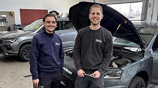 Julian Spitz (l.) und Jakob Koller haben vor wenigen Monaten eine Autowerkstatt &uuml;bernommen.