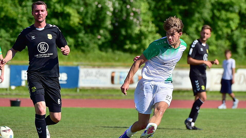 Deggendorfs Felix Rem (in wei&szlig;) hatte in H&auml;lfte eins die einzige Torchance beider Teams, sein Abschluss bereitete aber Moosinnings Torh&uuml;ter Aaron Siegl keine Probleme.