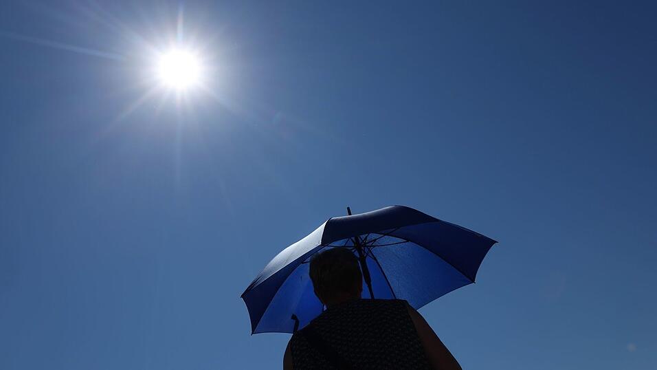 Im Freistaat bleibt es sonnig und heiß. (Symbolbild) Im Freistaat bleibt es sonnig und heiß. (Symbolbild)