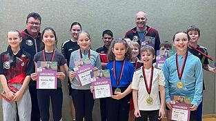 Alle Teilnehmer des Minimeisterschafts-Ortsentscheids in Lam freuten sich &uuml;ber Urkunden und Medaillen, die ihnen von Abteilungsleiter Gerhard Bergmann und Vereinspr&auml;sident Markus Geiger &uuml;berreicht wurden.