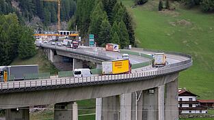 Immer mehr Autos und Lastwagen auf der Brennerautobahn sorgen seit Jahren für Streit zwischen Bayern, Österreich und Italien. (Archivbild) Immer mehr Autos und Lastwagen auf der Brennerautobahn sorgen seit Jahren für Streit zwischen Bayern, Österreich und Italien. (Archivbild)