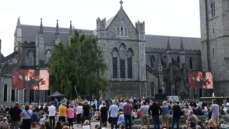 Zahlreiche Menschen versammelten sich in Dublin, um Abschied von Musiker Glen Hansard zu nehmen.
