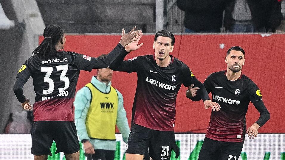 Igor Matanovic (M) zeigt sich beim SC Freiburg eiskalt. Igor Matanovic (M) zeigt sich beim SC Freiburg eiskalt.