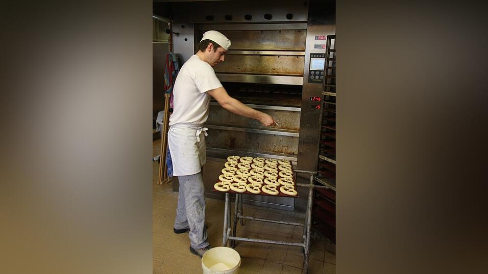 Bevor die Brezen gebacken werden, streut Steffen Salz dar&uuml;ber.