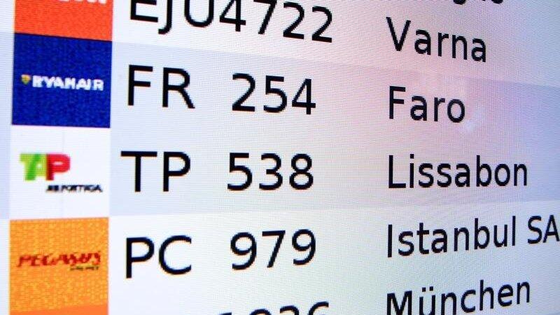 Ankunftstafel am Flughafen Berlin-Brandburg (BER) - eine generelle Testpflicht besteht bisher für alle Flugpassagiere. Ankunftstafel am Flughafen Berlin-Brandburg (BER) - eine generelle Testpflicht besteht bisher für alle Flugpassagiere.