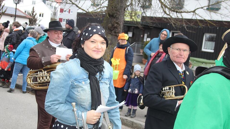 Viele Faschings-Fans haben sich am Samstag den Umzug in Langenbach angesehen. Viele Faschings-Fans haben sich am Samstag den Umzug in Langenbach angesehen.