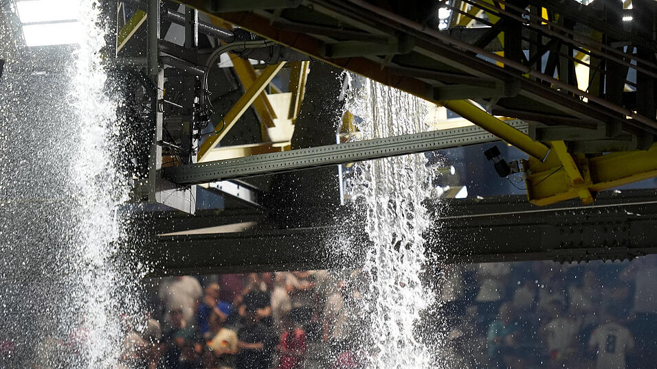 Die siebthöchsten Wasserfälle gibt es in Dortmund zu sehen: Bei Deutschland gegen Dänemark schüttete es aus Badewannen, vom Dach der Dortmunder Arena rauschten Wasserfälle. Eine X-Userin hat nachgemessen: Mit 62 Metern seien die Wasserfälle die siebthöchsten in Deutschland außerhalb der Alpen gewesen. Tatsächlich waren sie wohl ein wenig kürzer. Denn nur die gelben Pylonen ums Stadion sind so hoch. Das Dach ist etwas niedriger.