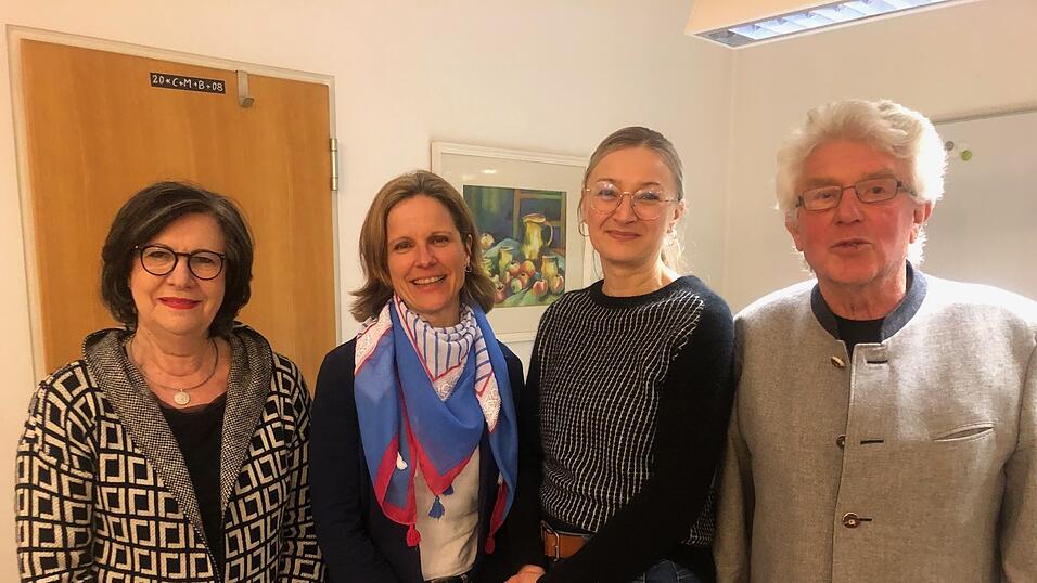 Vorsitzende Hannelore Christ (l.) und der Leiter des Büros des Bündnisses für Familie, Klaus Dettl, mit den Elterntrainerinnen Nicole Niedermeier (2.v.l.) und Marion Fuchs.