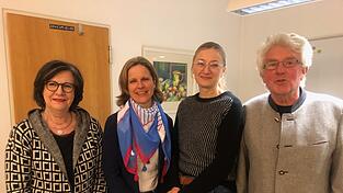 Vorsitzende Hannelore Christ (l.) und der Leiter des Büros des Bündnisses für Familie, Klaus Dettl, mit den Elterntrainerinnen Nicole Niedermeier (2.v.l.) und Marion Fuchs.