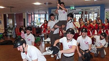 Die Pyramiden des M&auml;nnerballetts reichten teilweise bis an die Decke.