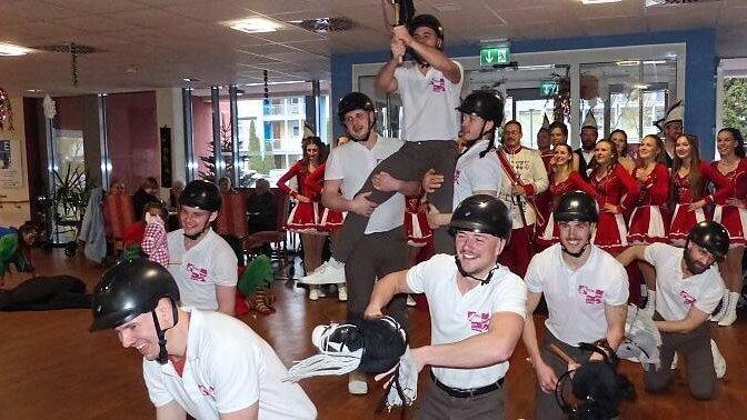 Die Pyramiden des M&auml;nnerballetts reichten teilweise bis an die Decke.