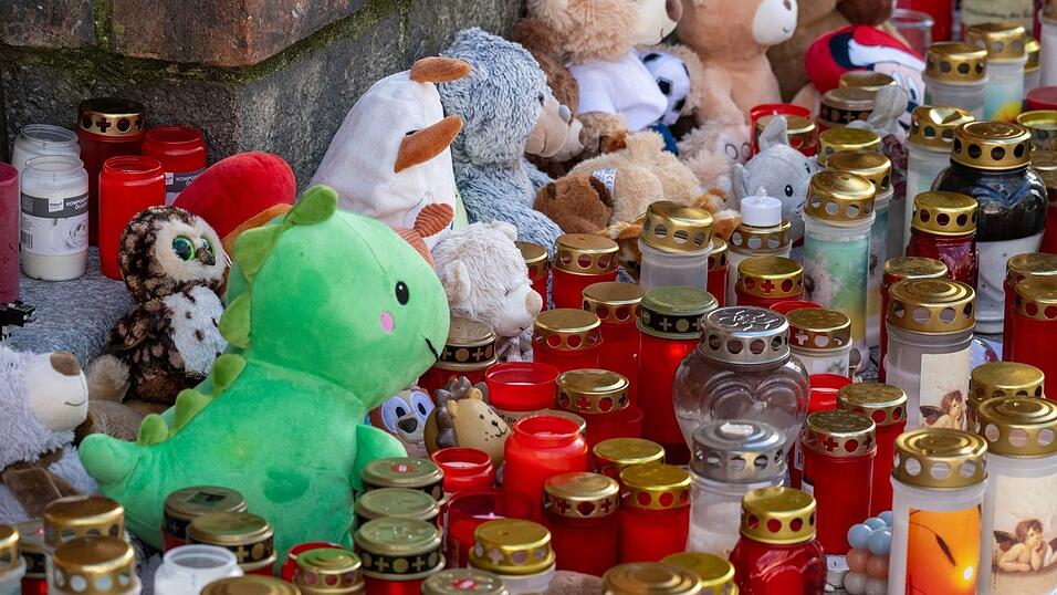 Vier Tage nach dem Verschwinden von Fabian wurde seine Leiche in der Nähe von Güstrow an einem Tümpel gefunden. Sie wies laut Staatsanwaltschaft Spuren von Gewalt auf.