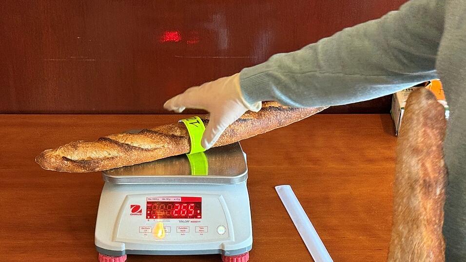 F&uuml;r den Baguette-Wettbewerb werden die Brote kritisch begutachtet.