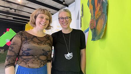 Am Samstag, 25. Juli, ist in der Alten Metzgerei eine besondere Performance von Lina Zylla (l.) zu sehen. Kuratorin ist Dr. Barbara Schnabel (r.)