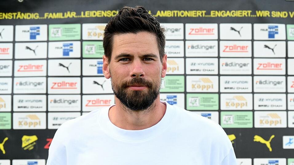 Thorsten Kirschbaum hat sich am Samstag nach dem Heimspiel gegen Fürth II von der Mannschaft und den Fans verabschiedet. Thorsten Kirschbaum hat sich am Samstag nach dem Heimspiel gegen Fürth II von der Mannschaft und den Fans verabschiedet.
