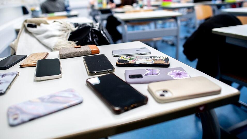 Pornos, Dickpics und KI-manipulierte Bilder zirkulieren längst auch in Schulchats. (Symbolfoto) Pornos, Dickpics und KI-manipulierte Bilder zirkulieren längst auch in Schulchats. (Symbolfoto)