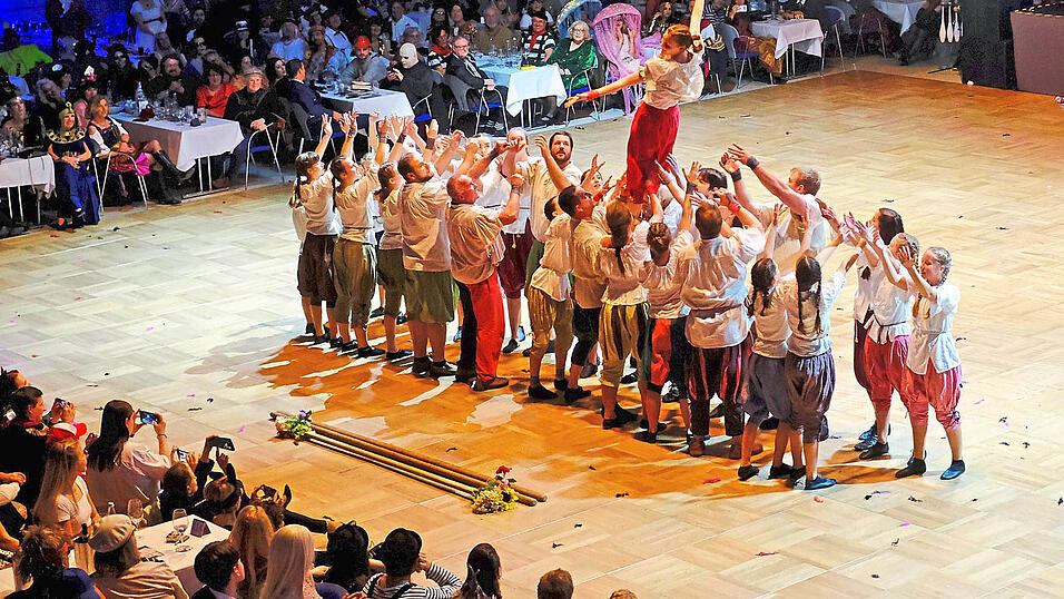 Die Akrobatengruppe Flip Flops zeigte ihr Können. Die Akrobatengruppe Flip Flops zeigte ihr Können.