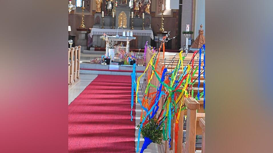 Bunte Palmzweige in der Kirche zierten den Kircheneingang am Palmsonntag.