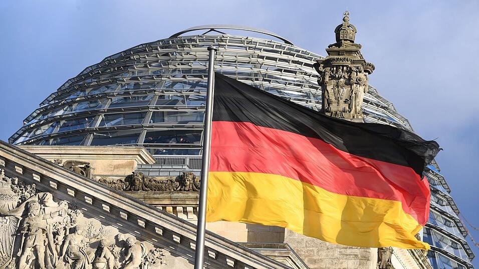 In zwei Wochen wird der Bundestag neugew&auml;hlt - die Rangfolge der Parteien in der W&auml;hlergunst blieb laut Umfragen zuletzt weitgehend stabil. (Archivbild)