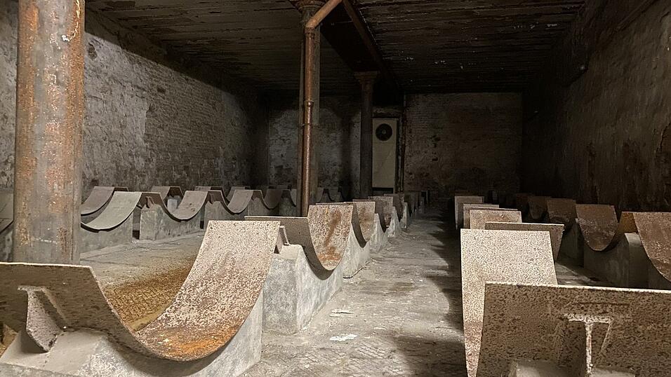 In diesen Vorrichtungen, im Keller der Dietl-Brauerei, lagerten zwischen 1900 und 1986 reihenweise Bierf&auml;sser. K&uuml;hle Luft str&ouml;mte aus dem Eisraum ein Stockwerk h&ouml;her in den Keller.