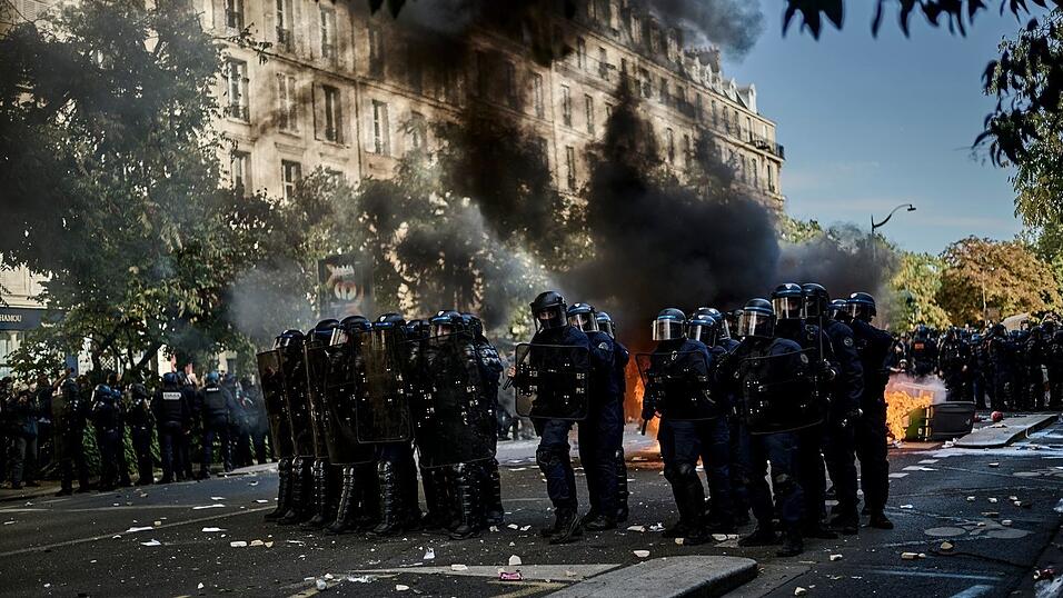 Bei landesweiten Demonstrationen am Samstag in Frankreich befürchten die Behörden Ausschreitungen (Archivbild) Bei landesweiten Demonstrationen am Samstag in Frankreich befürchten die Behörden Ausschreitungen (Archivbild)