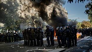 Bei landesweiten Demonstrationen am Samstag in Frankreich befürchten die Behörden Ausschreitungen (Archivbild) Bei landesweiten Demonstrationen am Samstag in Frankreich befürchten die Behörden Ausschreitungen (Archivbild)
